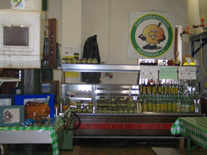 Es gab ein Angebot von Edelschn�psen vom Gartenbauverein G�dingen und Biohonig vom Imkermeister Till Wenzel.