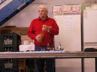 Der erste Vorsitzende bei der Getr�nkeausgabe.