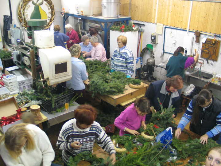  In der Kelter wurde bereits eifrig gebastelt