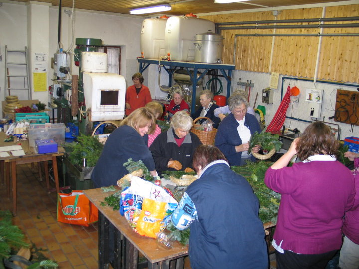 Auch in diesem Jahr war die Adventbinderei in unserer Kelter gut besucht