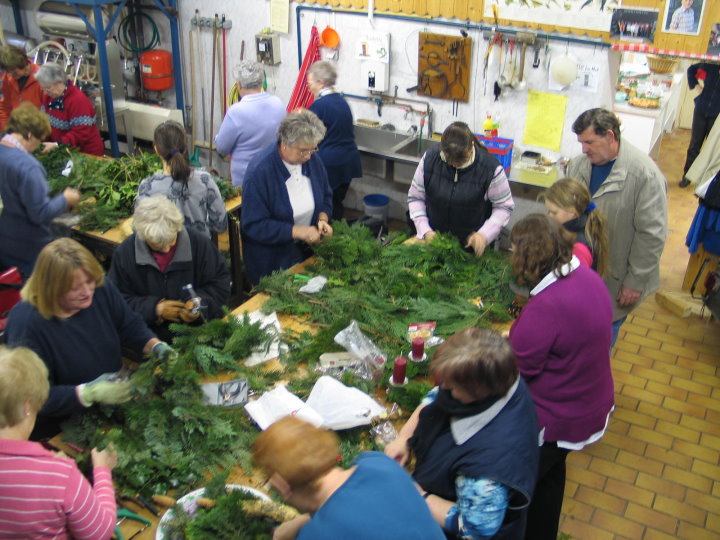 Kr�ftig beim Basteln, Jung und Alt, M�nnlein und Weiblein