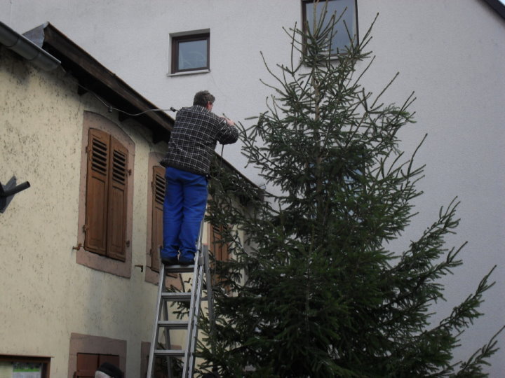 und mit Beleuchtung versehen.
