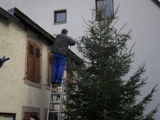 und mit Beleuchtung versehen.