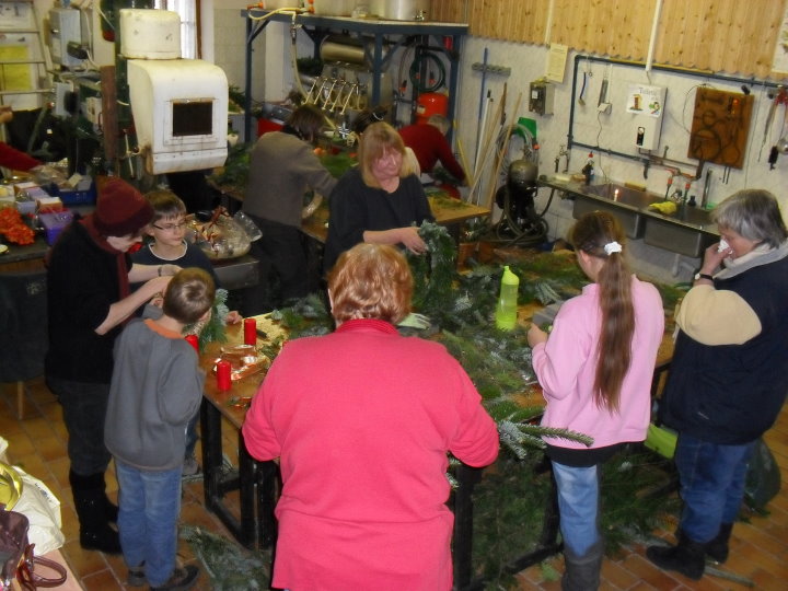 Im Kelterhaus wurden eifrig Kr�nze und Gestecke hergestellt