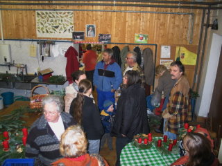 Nach getaner Arbeit wurde den Frauen bei der Adventsbinderei zugeschaut.