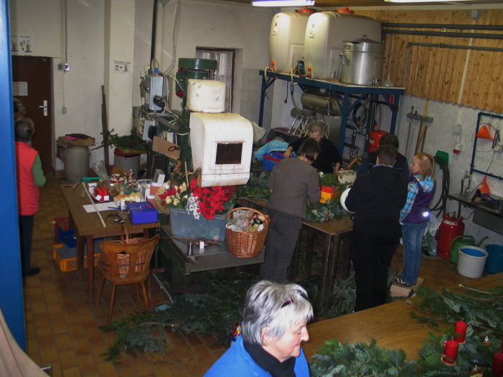 Es wurden Adventskr�nze, Gestecke und Weihnachtliches hergestellt.