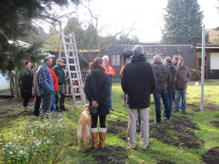 Der erste Vorsitzende begr��te die Teilnehmer.