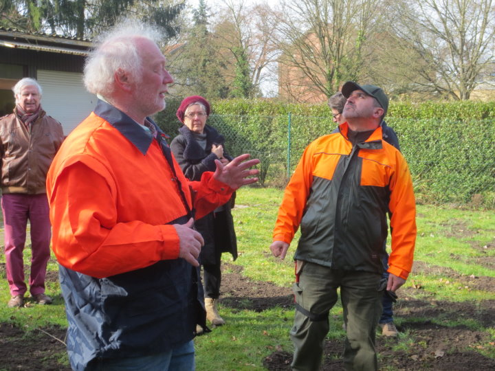 Hans Vogeley erkl�rte die Hauptmerkmale des Obstbaumschnitts.