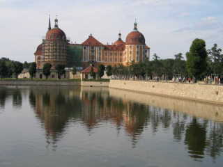 am Nachmittag spazierten wir nach einer Kutschfahrt vorbei am Jagdschloss von August dem Starken durch den Park von Schloss Moritzburg,