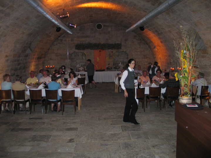 der Abschluss des Tages war ein Winzerb�ffet im Gew�lbekeller Schloss Wackerbarth.