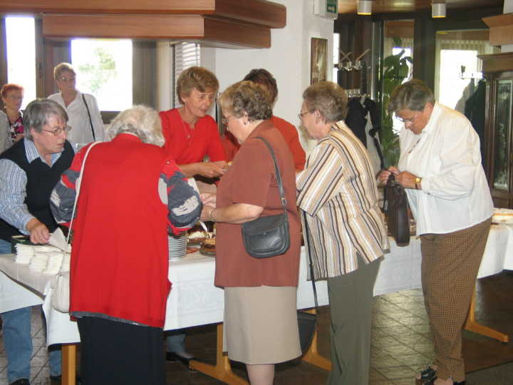 Ansturm auf die Kuchentheke