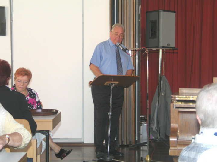 Erster Vorsitzender Heinz Elsenbast bei der Begr��ung