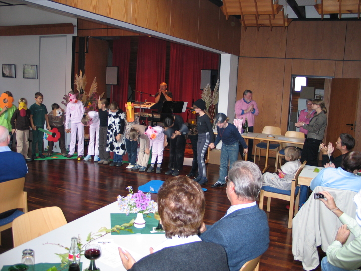 Die KiTa Schenkelberg erntete viel Beifall mit dem St�ck �Der Maulwurf der wissen wollte wer ihm auf den Kopf gemacht hat�.