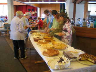Eine gutgef�llte Kuchentheke lockte zum Aussuchen