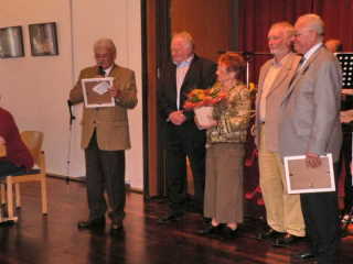 Der 1. Vorsitzende nahm einige Ehrungen vor, im Bild Fachberater Werner Schneider (zweiter von links) f�r 50 Jahre Mitgliedschaft