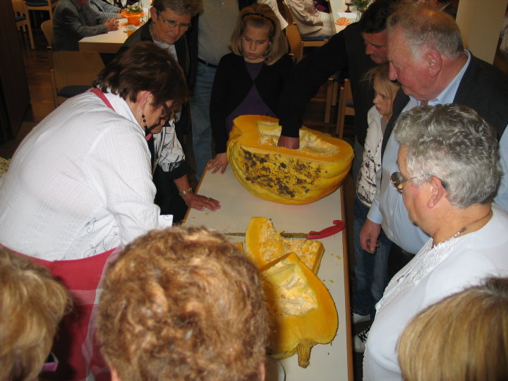 Ein &bdquo;Riesenk&uuml;rbis&ldquo; wurde geteilt und an Interessierte abgegeben.