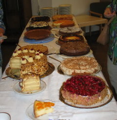 Wie immer eine gut best�ckte Kuchentheke.