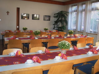 Festlich gedeckte Tische.