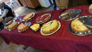 Eine gut best�ckte Kuchentheke