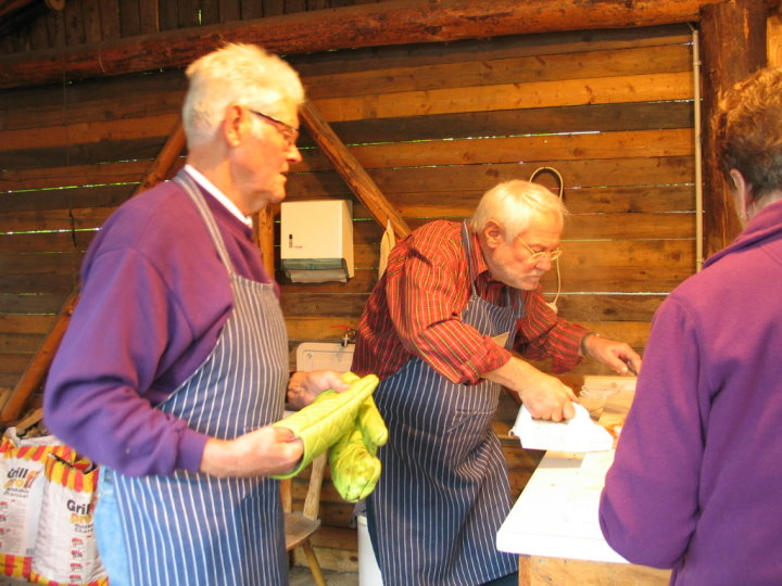 Um die Mittagszeit gab es leckeren Spiesbraten.
