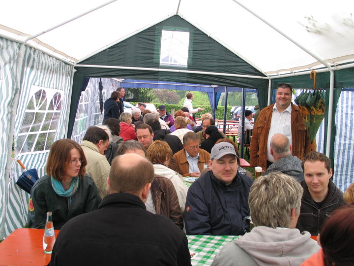 Die Siegerehrung des Parteienschie�ens fand im sch�tzenden Zelt statt.
