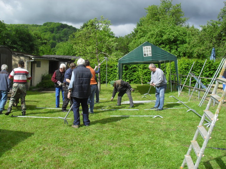 Probleme beim Aufbau der Zelte, hat aber wie immer dann doch geklappt.