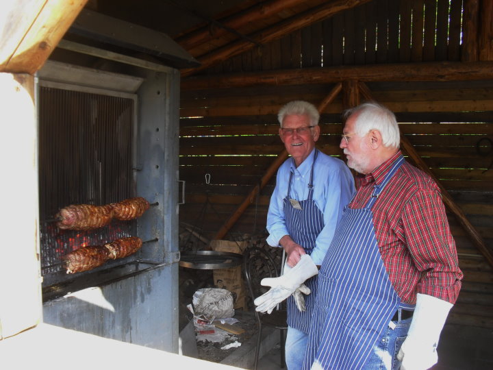 Leckere Spie�braten am Grill.