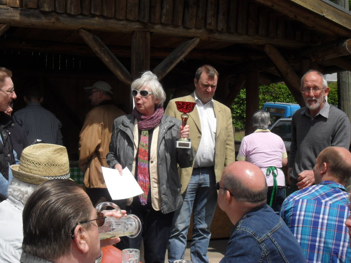 Ehrung der Sieger beim Parteienschie�en durch die Bezirksb�rgermeisterin Christa Piper.