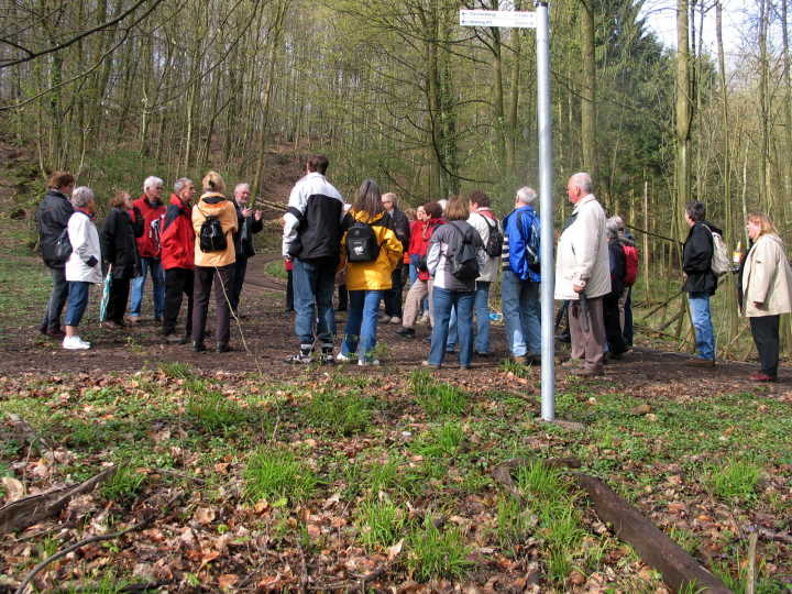 Immer wieder wurde Halt gemacht und Hans Vogeley erkl&auml;rte interessante Sehensw&uuml;rdigkeiten.
