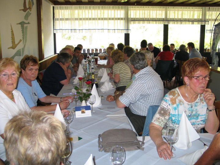 Nach ca. 10 km wurde eine z�nftige Rast eingelegt. Dort gesellten sich 5 weitere Vereinsmitglieder zu unserer Gruppe.