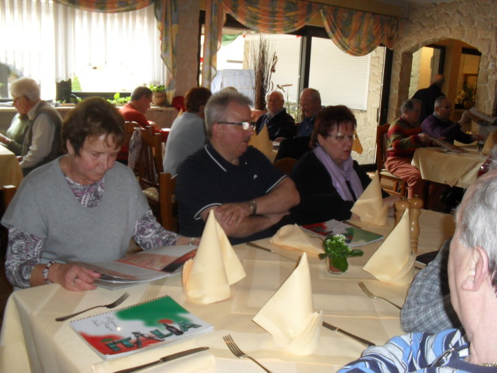 Nach ca. 10 km wurde eine z�nftige Rast eingelegt. Dort gesellten sich 5 weitere Vereinsmitglieder zu unserer Gruppe.