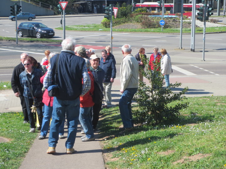 Am Eingang erkl�rt Hans die Geschichte des Ludwigsparks.