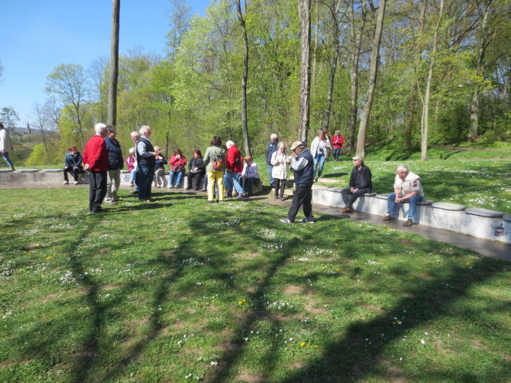 Am Ort des Brunnenbeckens verweist eine steinerne Sitzbank auf Gr��e, Lage und Form des Brunnenbeckens.