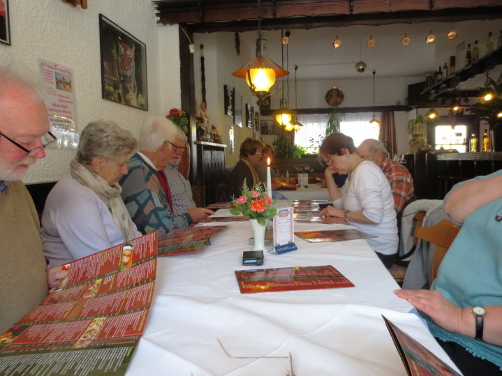 Die Speisekarte beim Restaurant Punjab wird studiert.