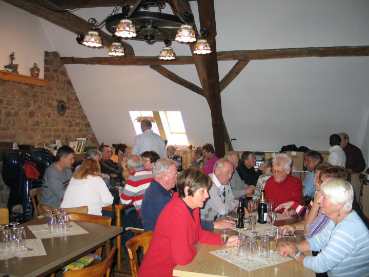 Fr�hliche Runde bei einem oder zwei Gl�sern cremant d�lsace.  