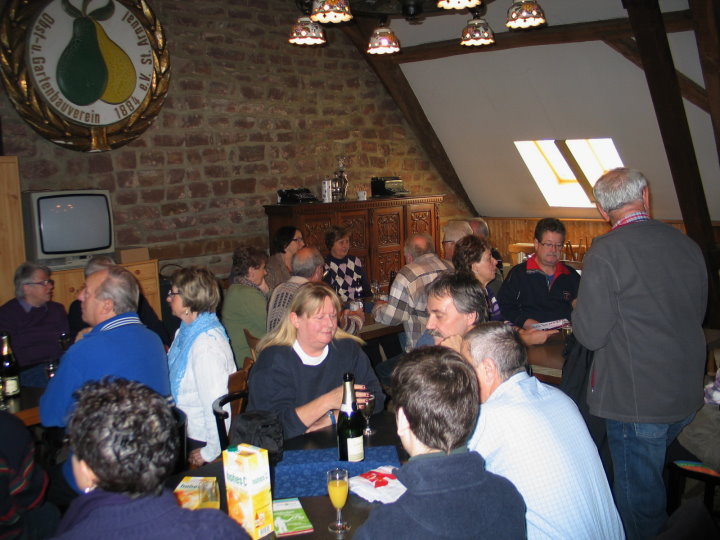 Fr�hliche Runde bei einem oder zwei Gl�sern cremant d�lsace.