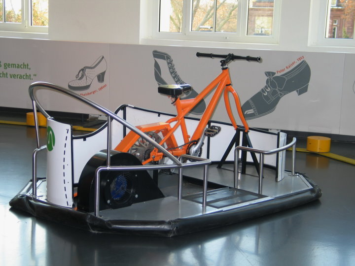 Ein Luftkissenfahrzeug konnte ausprobiert werden.