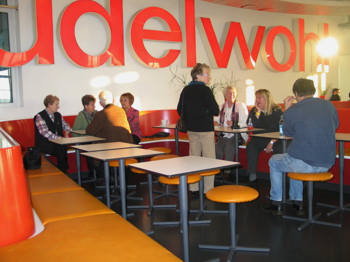 Aber auch in der Cafeteria f�hlte man sich „pudelwohl“.