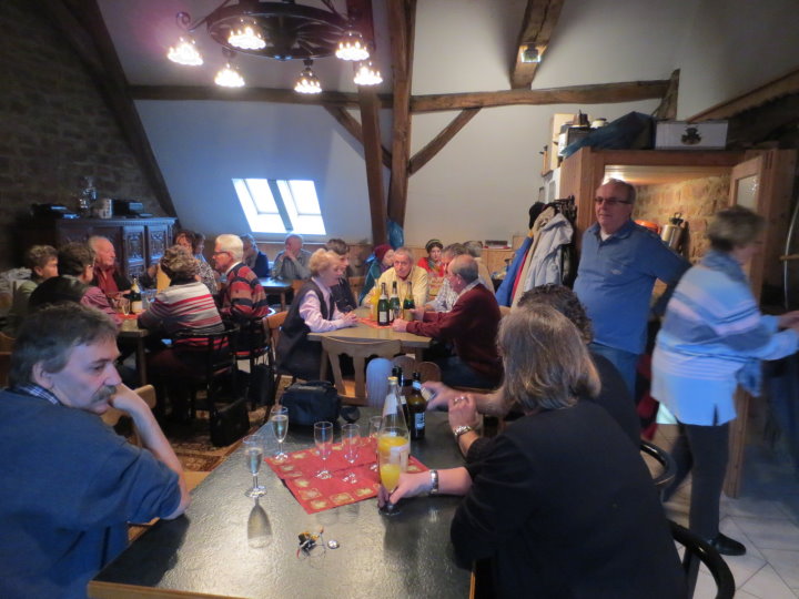 Fr�hliche Runde bei einem oder zwei Gl�sern cremant d�lsace