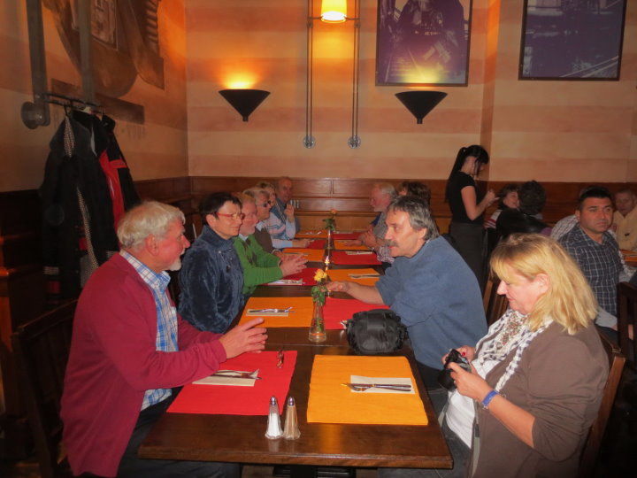 Gem�tliche Runde im alten V�lklinger Bahnhof