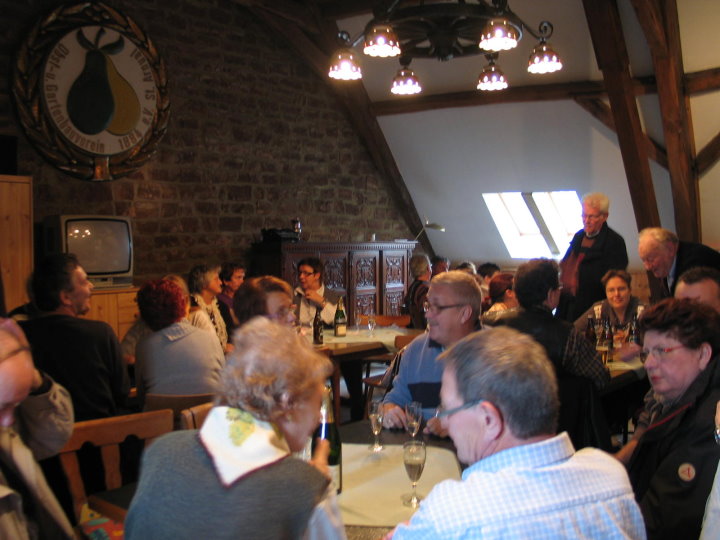 Fr�hliche Runde bei einem oder zwei Gl�sern cremant d�lsace.  