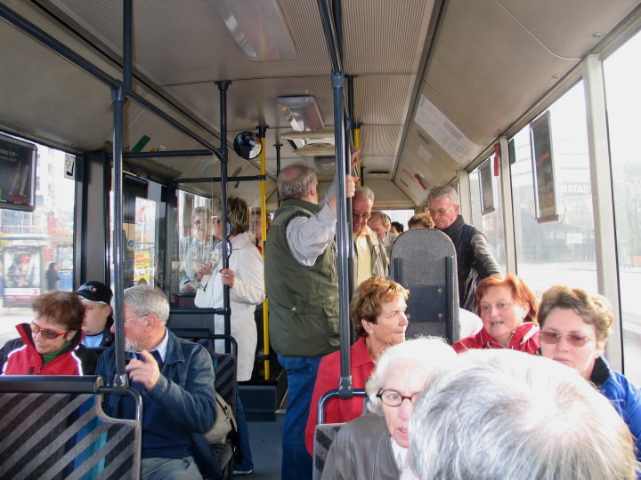 Mit dem Bus ging es zum Stadtwald.