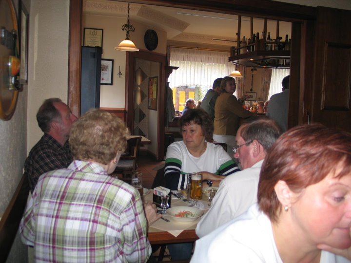 Im Gasthaus Zur Turnhalle st�rkten wir uns f�r den Heimweg.