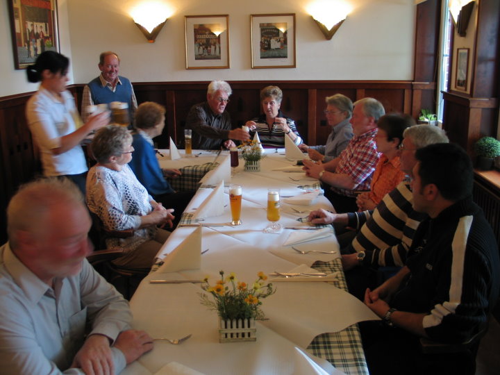 Nach der Herbstwanderung st�rkte sich die Gruppe in der Brasserie.