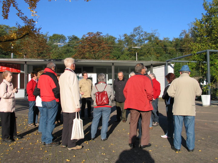 Am Eingang des DFG erz�hlte Hans �ber die Geschichte des DFG.