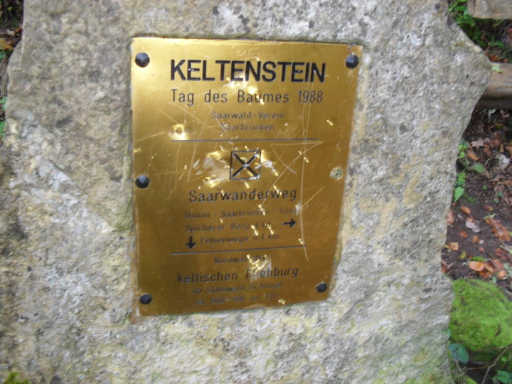 Am Keltenstein vorbei.