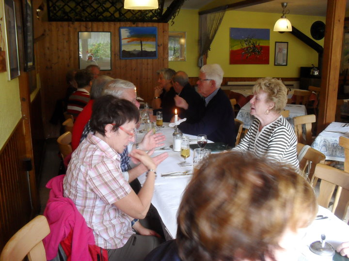 Nach der Herbstwanderung st�rkte sich die Gruppe - 