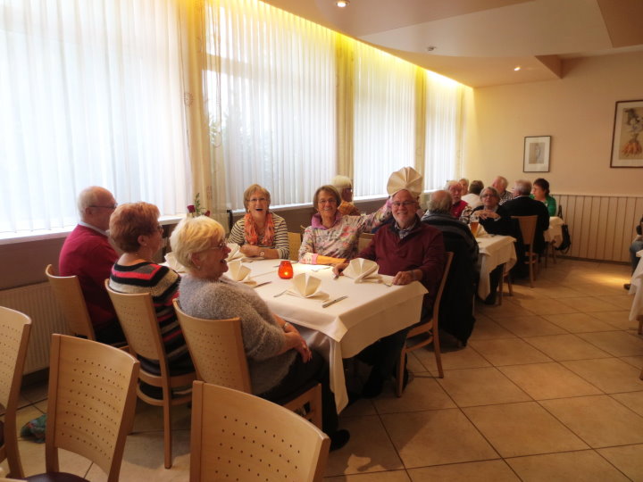 Fr�hliche Runde beim Mittagessen.