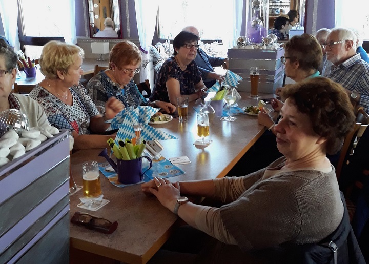 Fr�hliche Rund beim Mittagessen.