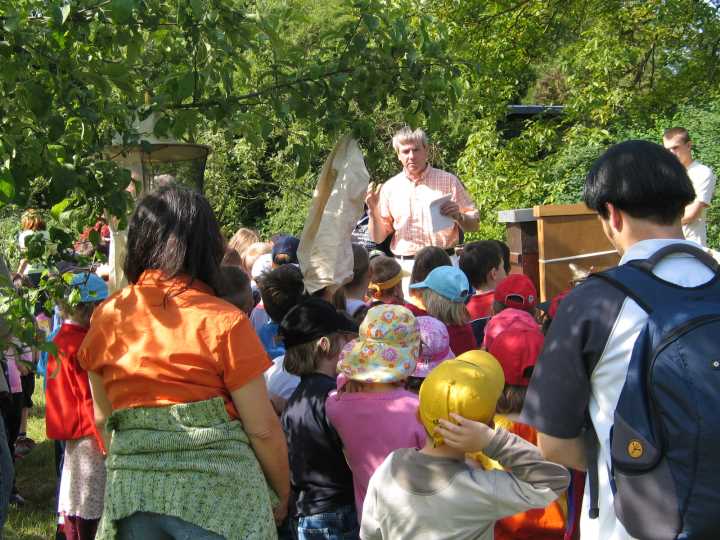 Der Imkermeister Tillmann Wenzel erkl�rt dir Honiggewinnung